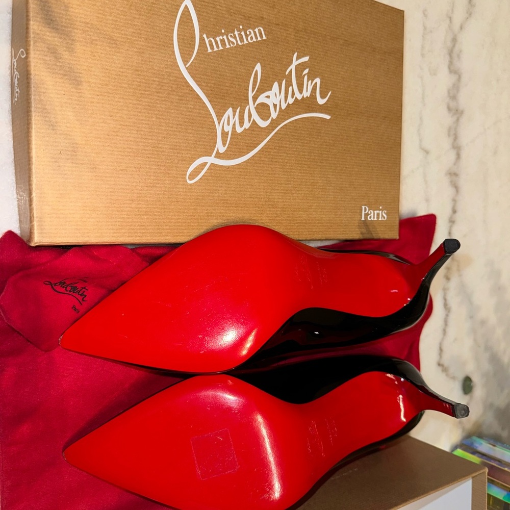 WORN ONLY 1 TIME FOR GRADUATION PICTURES. Nearly perfect condition.